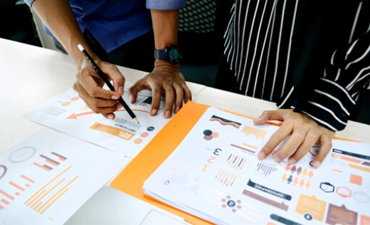 カリキュラムを考えている様子